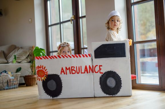 Bild spielende Kinder mit gebastelter Ambulance