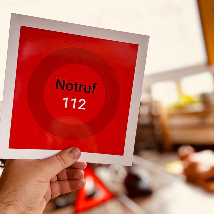 Frau die am Strand hochspringt und sich freut.